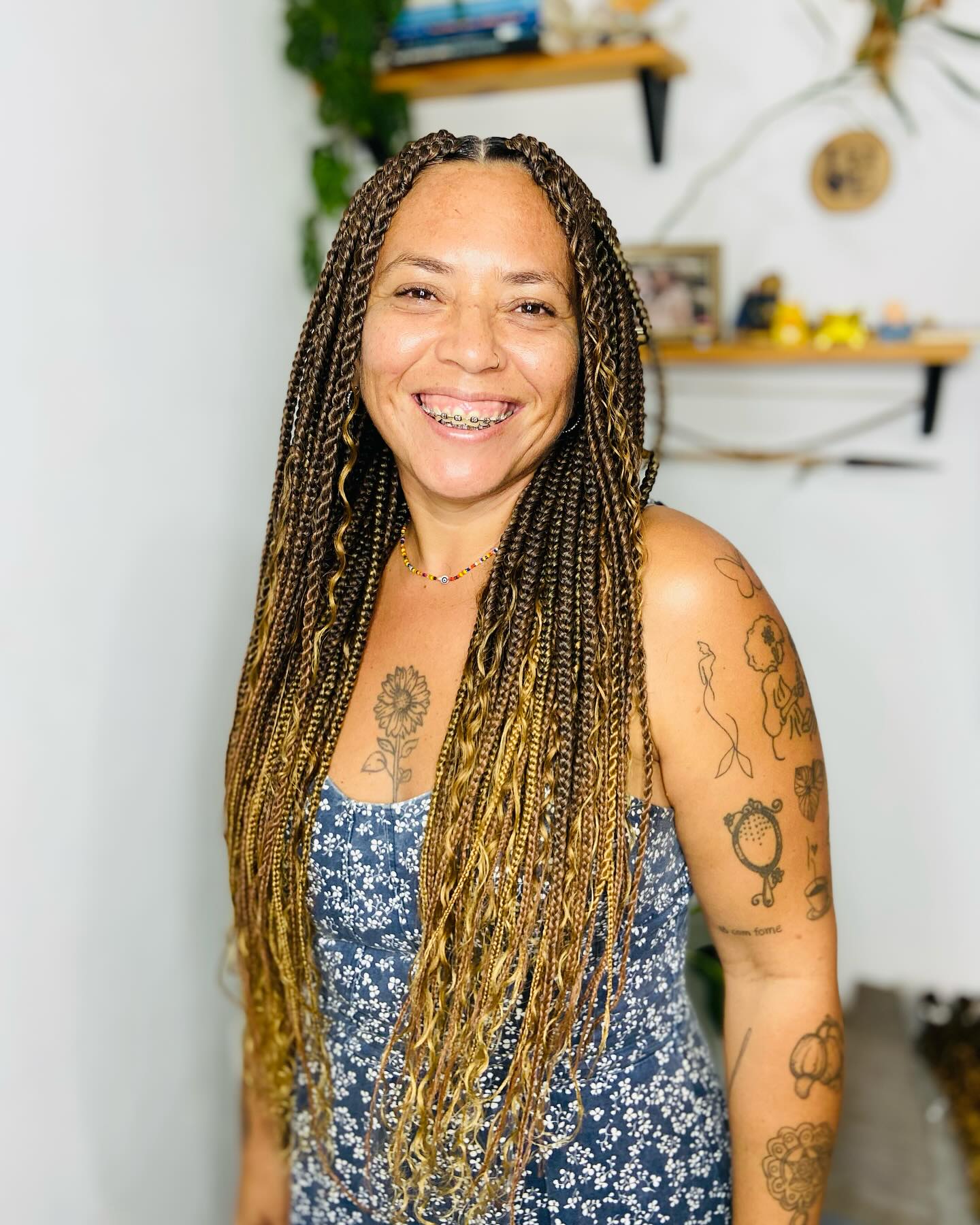 cliente feliz, sorrindo e com os cabelos